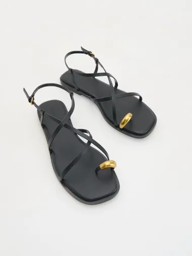 Od minimalizma do boho šarma: Ravne sandale za svaki stil