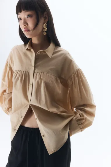 Pamučne košulje za toplije dane – od sportske elegancije do boho modela