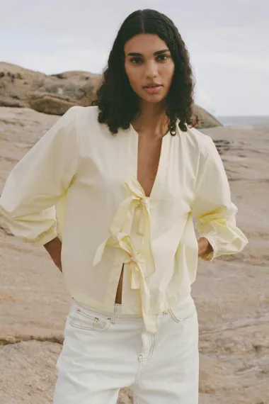 Pamučne košulje za toplije dane – od sportske elegancije do boho modela