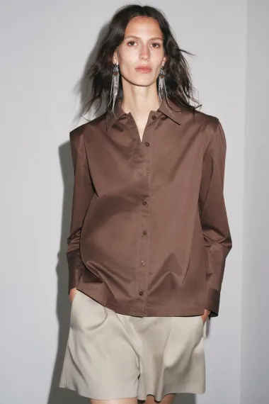 Pamučne košulje za toplije dane – od sportske elegancije do boho modela