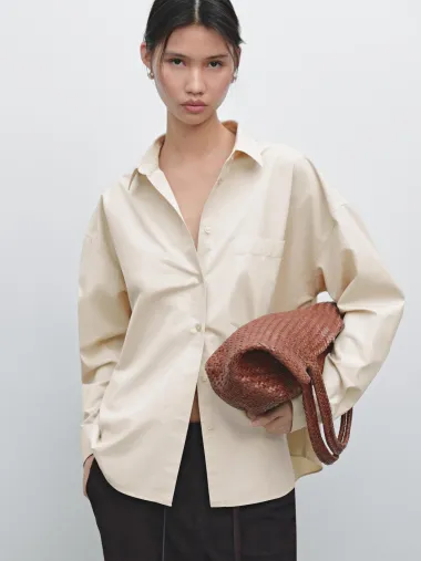Pamučne košulje za toplije dane – od sportske elegancije do boho modela