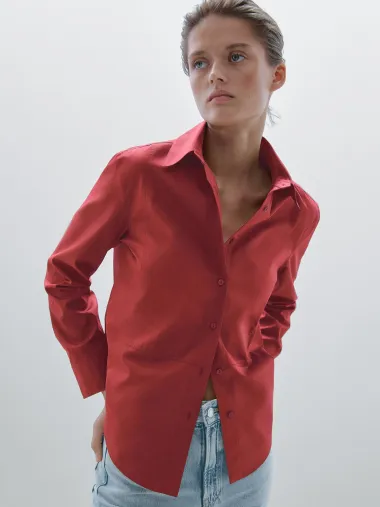 Pamučne košulje za toplije dane – od sportske elegancije do boho modela