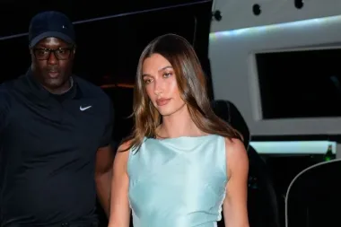 Stil koji želimo kopirati: Hailey Bieber s lakoćom nosi bermude i koktel-haljinu