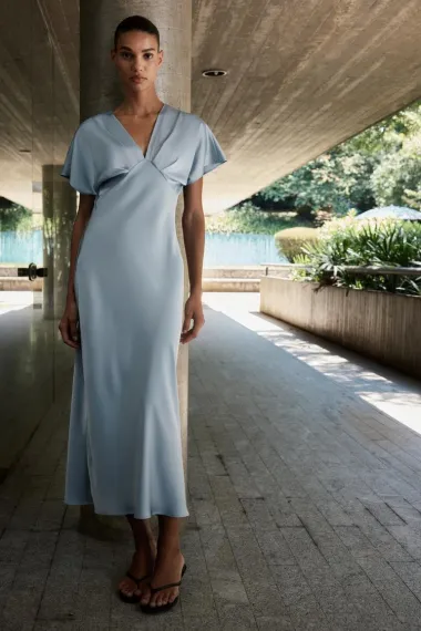 Stil koji želimo kopirati: Hailey Bieber s lakoćom nosi bermude i koktel-haljinu