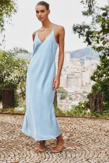 Stil koji želimo kopirati: Hailey Bieber s lakoćom nosi bermude i koktel-haljinu