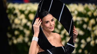 Elegancija na Met Gali: Demi Moore u kravata haljini i Nicole Kidman u Balenciagi iz 1952.