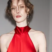 Zara nas je opet oduševila: Izdvojili smo 20 crvenih haljina koje mame poglede