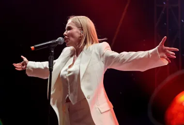 Jelena Rozga zablistala u bijelom profinjenom odijelu na koncertu u Splitu