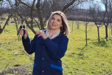 Farmeri Anitu vozili na traktoru i motoru, a kod nekih je morala dobro zasukati rukave!