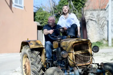 Farmeri Anitu vozili na traktoru i motoru, a kod nekih je morala dobro zasukati rukave!