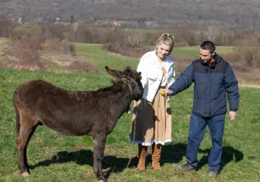 Farmeri Anitu vozili na traktoru i motoru, a kod nekih je morala dobro zasukati rukave!