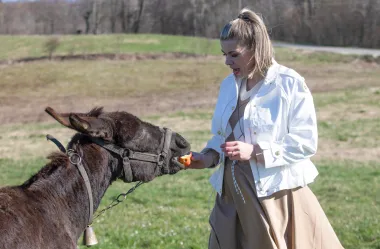Farmeri Anitu vozili na traktoru i motoru, a kod nekih je morala dobro zasukati rukave!