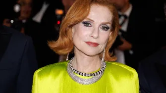 Isabelle Huppert u osmom desetljeću dokazuje: Stil, boja i odvažnost nemaju rok trajanja