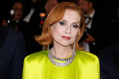 Isabelle Huppert u osmom desetljeću dokazuje: Stil, boja i odvažnost nemaju rok trajanja