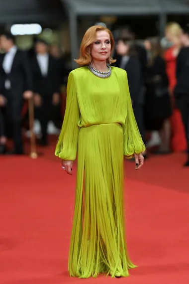 Isabelle Huppert u osmom desetljeću dokazuje: Stil, boja i odvažnost nemaju rok trajanja