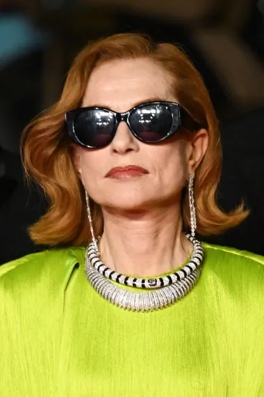 Isabelle Huppert u osmom desetljeću dokazuje: Stil, boja i odvažnost nemaju rok trajanja