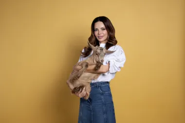 Nikolina Pišek u najslađem društvu! Voditeljica snimila kampanju za 'Farmu' noseći u rukama malu kozu