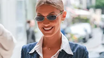 I Bella Hadid odbacila oversized trend, oduševila u strukiranoj haljini