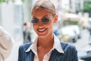 I Bella Hadid odbacila oversized trend, oduševila u strukiranoj haljini