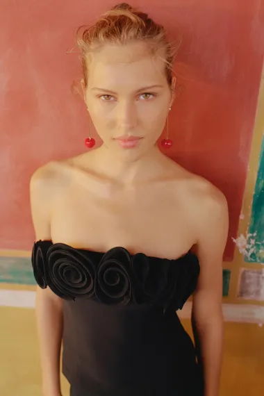 Motiv ruže: Najpoželjniji detalj sezone koji unosi eleganciju u svaki outfit