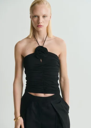 Motiv ruže: Najpoželjniji detalj sezone koji unosi eleganciju u svaki outfit