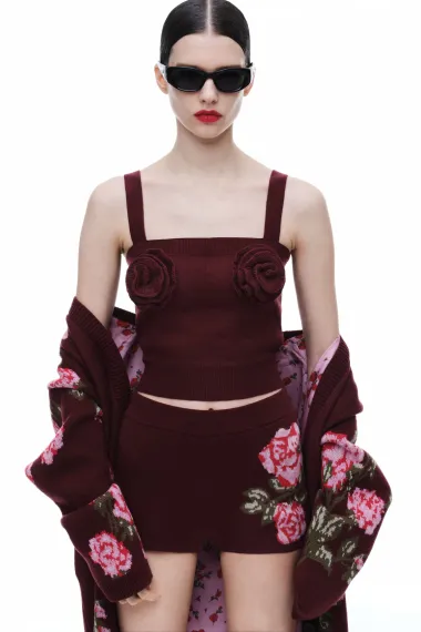 Motiv ruže: Najpoželjniji detalj sezone koji unosi eleganciju u svaki outfit