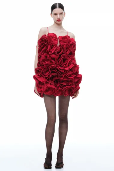 Motiv ruže: Najpoželjniji detalj sezone koji unosi eleganciju u svaki outfit