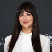 Traperice iz 90-ih opet se vraćaju u modu, a nosi ih i Dakota Johnson u chic izdanju
