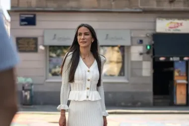 Dama u bijelom zna kako nositi proljetni ženstveni komplet