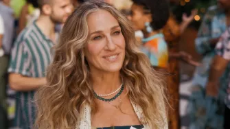 Carrie Bradshaw se vratila – Gen Z je obožava, a njezini outfiti ponovno osvajaju