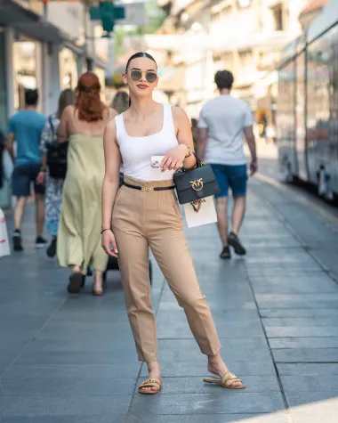 Dama sa špice pokazala ležeran outfit: Poslovne hlače iz Zare i natikače koje svi vole