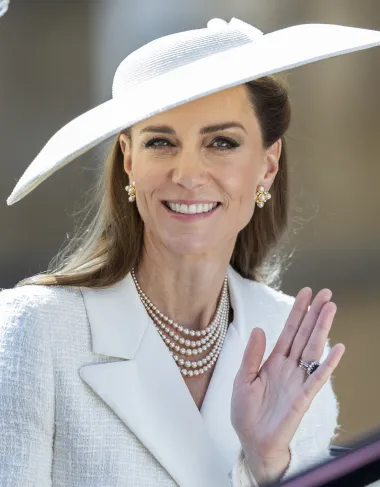 Kraljevska otmjenost: Kate Middleton zablistala u elegantnom bijelom izdanju