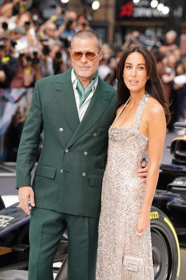 Ona u šljokicama, on u zelenom odijelu: Brad Pitt i Ines de Ramon zasjali na crvenom tepihu