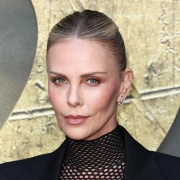 Mrežasto i crno: Charlize Theron u provokativnom izdanju