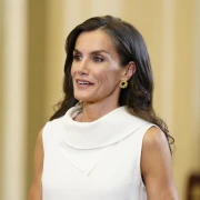 Kraljica Letizia u crno-bijeloj kombinaciji, slingback cipele omiljen su izbor za sve prilike