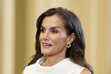 Kraljica Letizia u crno-bijeloj kombinaciji, slingback cipele omiljen su izbor za sve prilike