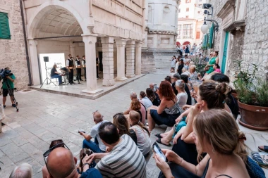 Šibenik pjeva, svira i priča priče: 'Grad kao mi' slavi Arsena, Mišu, Vicu i druge velikane na najljepšim gradskim lokacijama