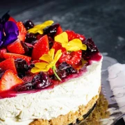 Savršen desert za ljeto: Brzi voćni kolač bez pečenja koji će svi obožavati