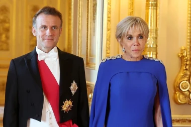 Brigitte Macron ili Kate Middleton? Koja dama bolje nosi haljinu s plaštom?