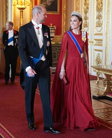 Brigitte Macron ili Kate Middleton? Koja dama bolje nosi haljinu s plaštom?