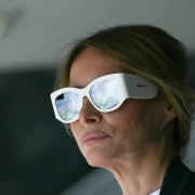 Melania Trump opet u centru pažnje, ovaj put zbog velikih ekstravagantnih naočala