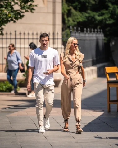 Bež kombinacija nikad nije izgledala ovako cool, frajerica sa špice oduševila