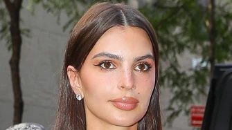 Jedne sandale, dva outfita: Emily Ratajkowski plijenila poglede u obući koju vole i Hrvatice
