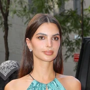 Jedne sandale, dva outfita: Emily Ratajkowski plijenila poglede u obući koju vole i Hrvatice