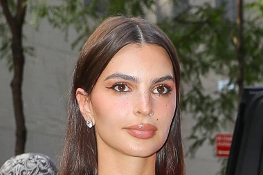 Jedne sandale, dva outfita: Emily Ratajkowski plijenila poglede u obući koju vole i Hrvatice