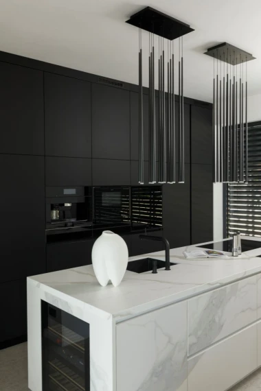 Moderna transformacija minimalističke kuhinje prema idejama Mirjane Mikulec