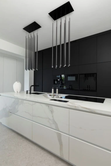 Moderna transformacija minimalističke kuhinje prema idejama Mirjane Mikulec