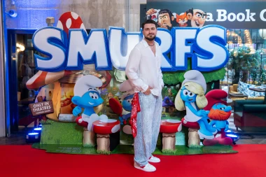 Maja Šuput u zagrljaju svojih najmlađih fanova na premijeri 'Štrumpfovi film'