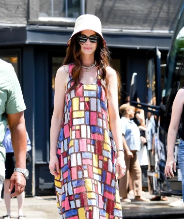 Anne Hathaway ponovno u staroj ulozi, pojavila se u posebnoj haljini i šeširiću na snimanju