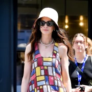 Anne Hathaway ponovno u staroj ulozi, pojavila se u posebnoj haljini i šeširiću na snimanju